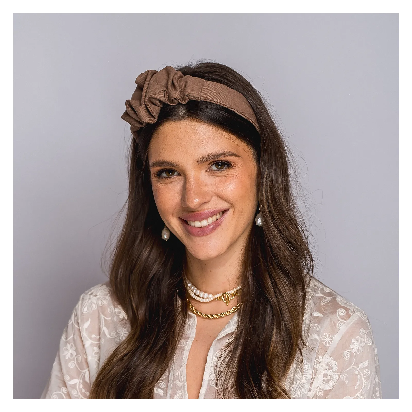 Opaska do włosów z subtelną ozdobą w kolorze mocca.