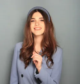 Dziewczęca opaska do włosów w odcieniu baby blue jeans.