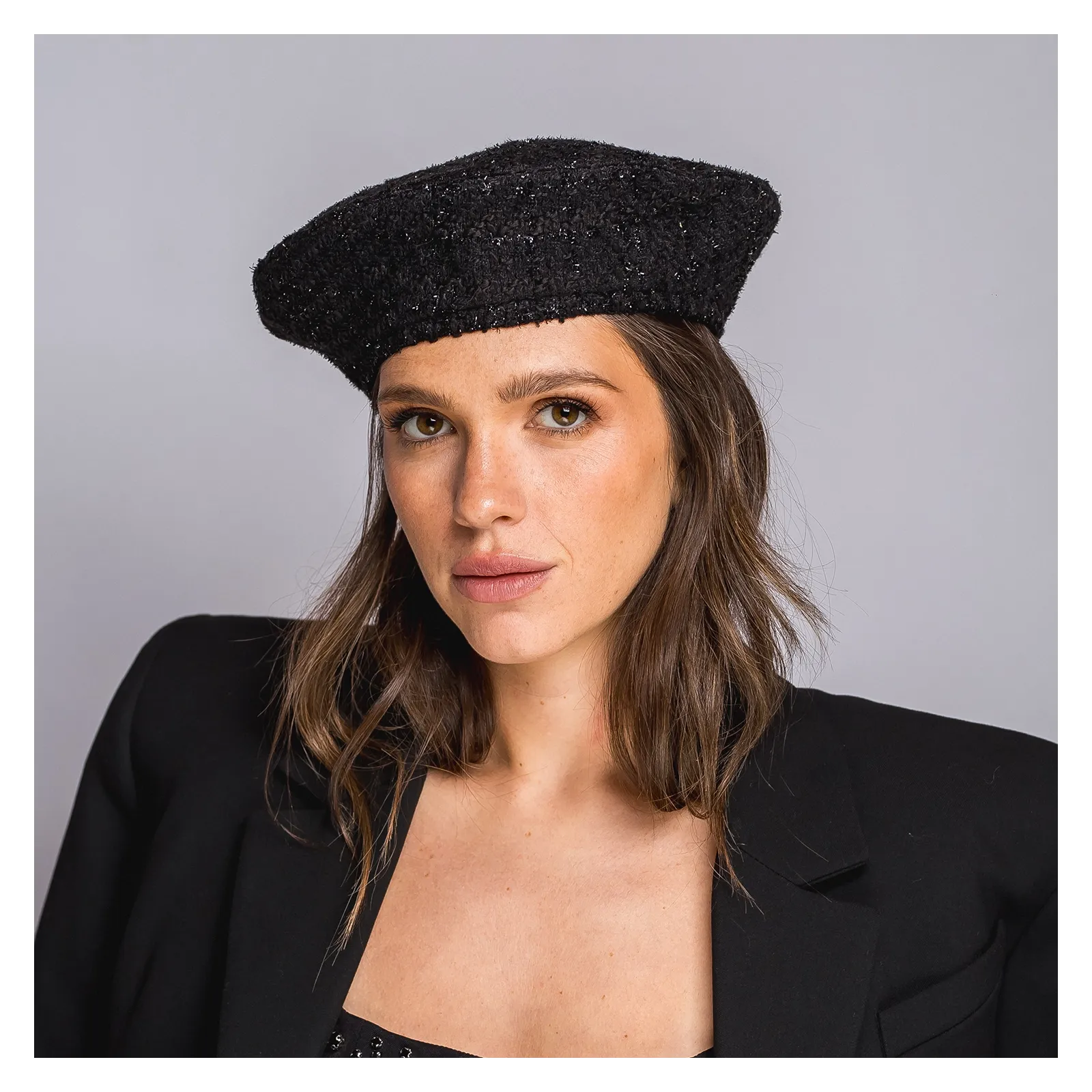 Czarny tweedowy beret.