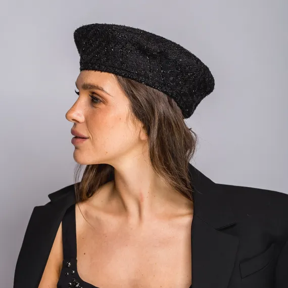 Czarny tweedowy beret.
