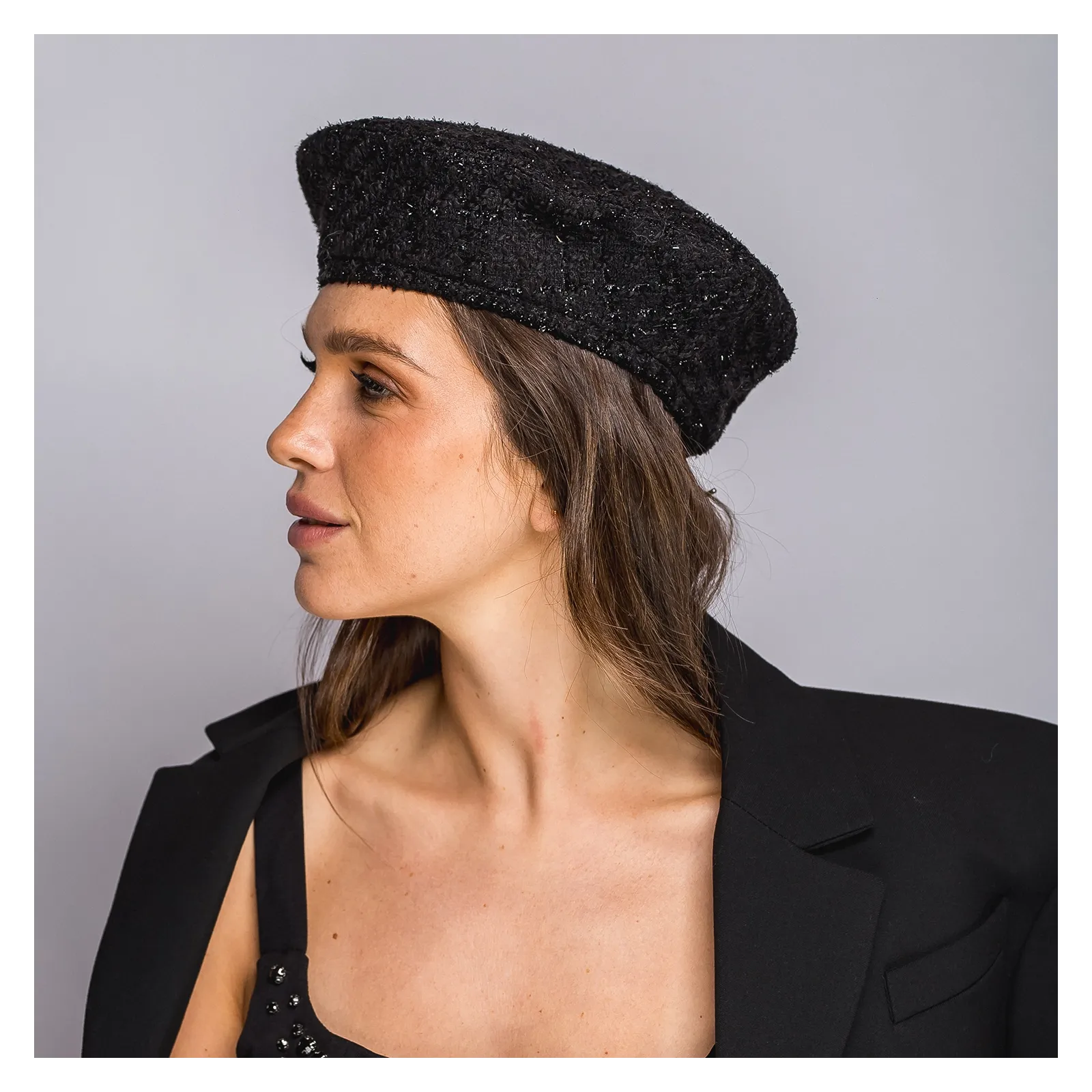 Czarny tweedowy beret.