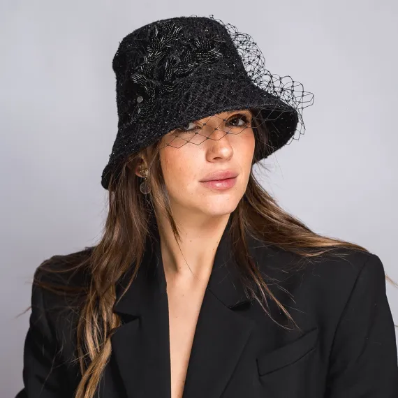 Wyjątkowe eleganckie nakrycie głowy na jesień i zimę.