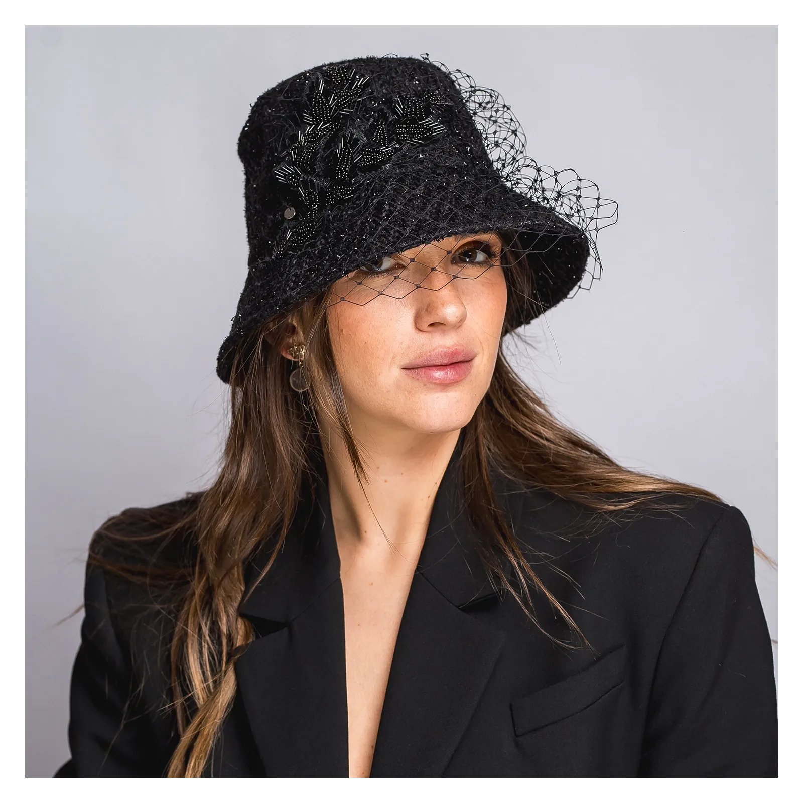 Wyjątkowe eleganckie nakrycie głowy na jesień i zimę.