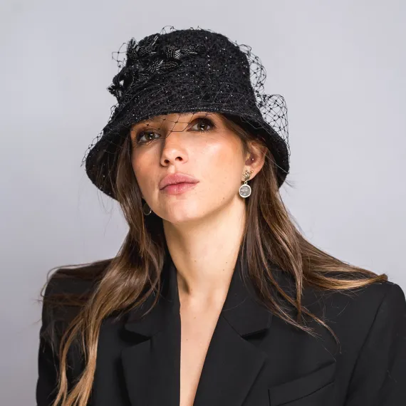 Wyjątkowe eleganckie nakrycie głowy na jesień i zimę.