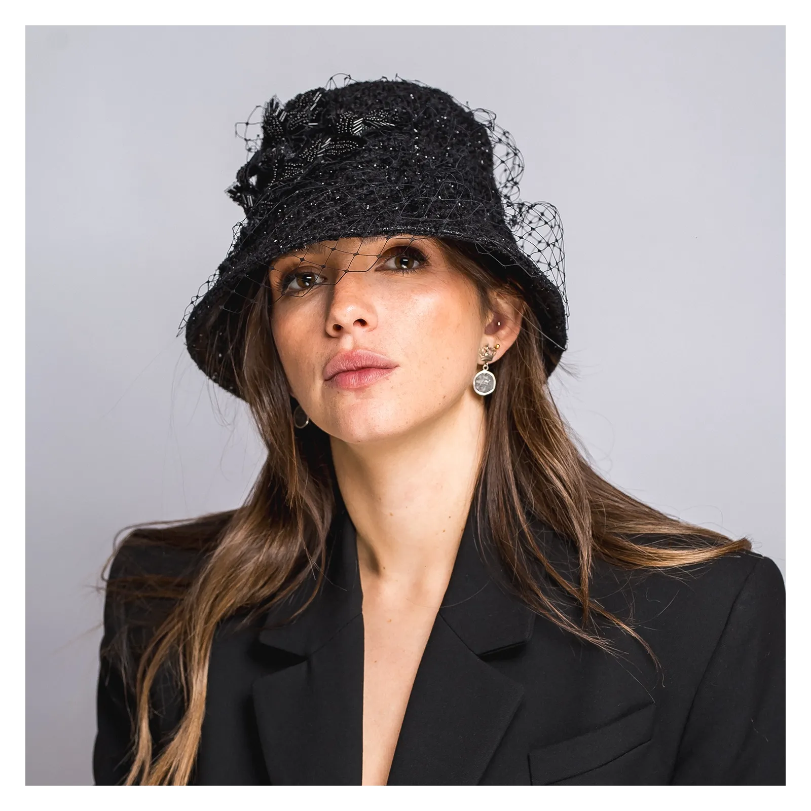 Wyjątkowe eleganckie nakrycie głowy na jesień i zimę.