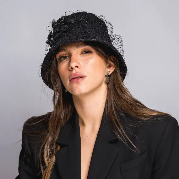 Wyjątkowe eleganckie nakrycie głowy na jesień i zimę.