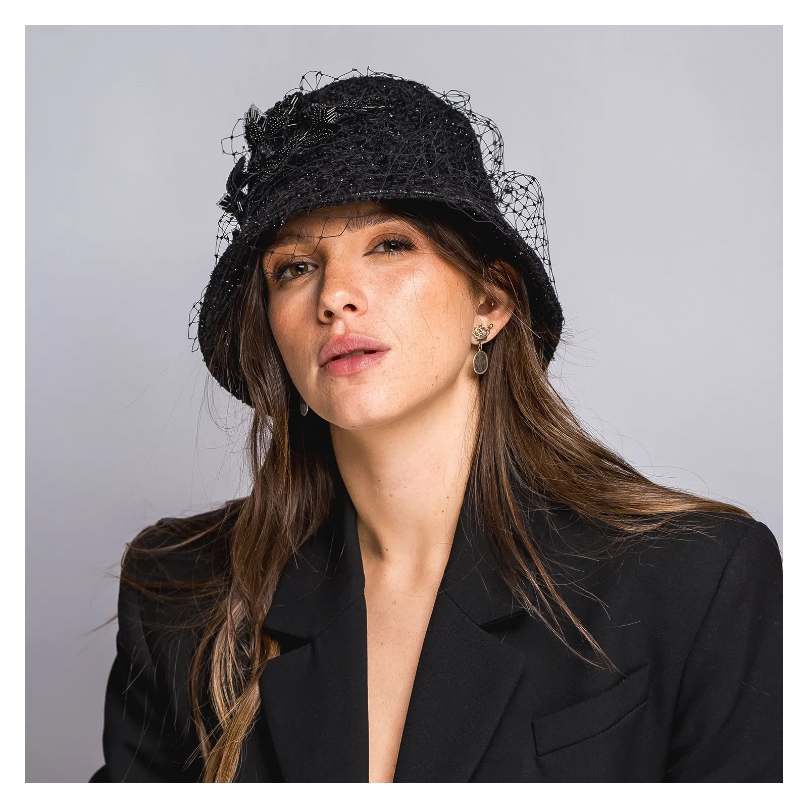 Wyjątkowe eleganckie nakrycie głowy na jesień i zimę.