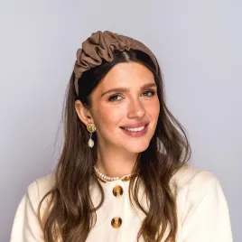 Opaska do włosów z subtelną ozdobą w kolorze mocca.