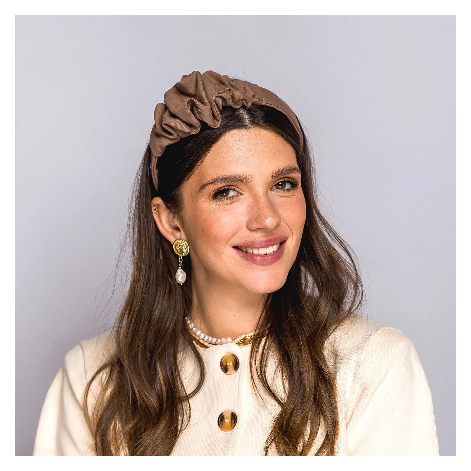 Opaska do włosów z subtelną ozdobą w kolorze mocca.