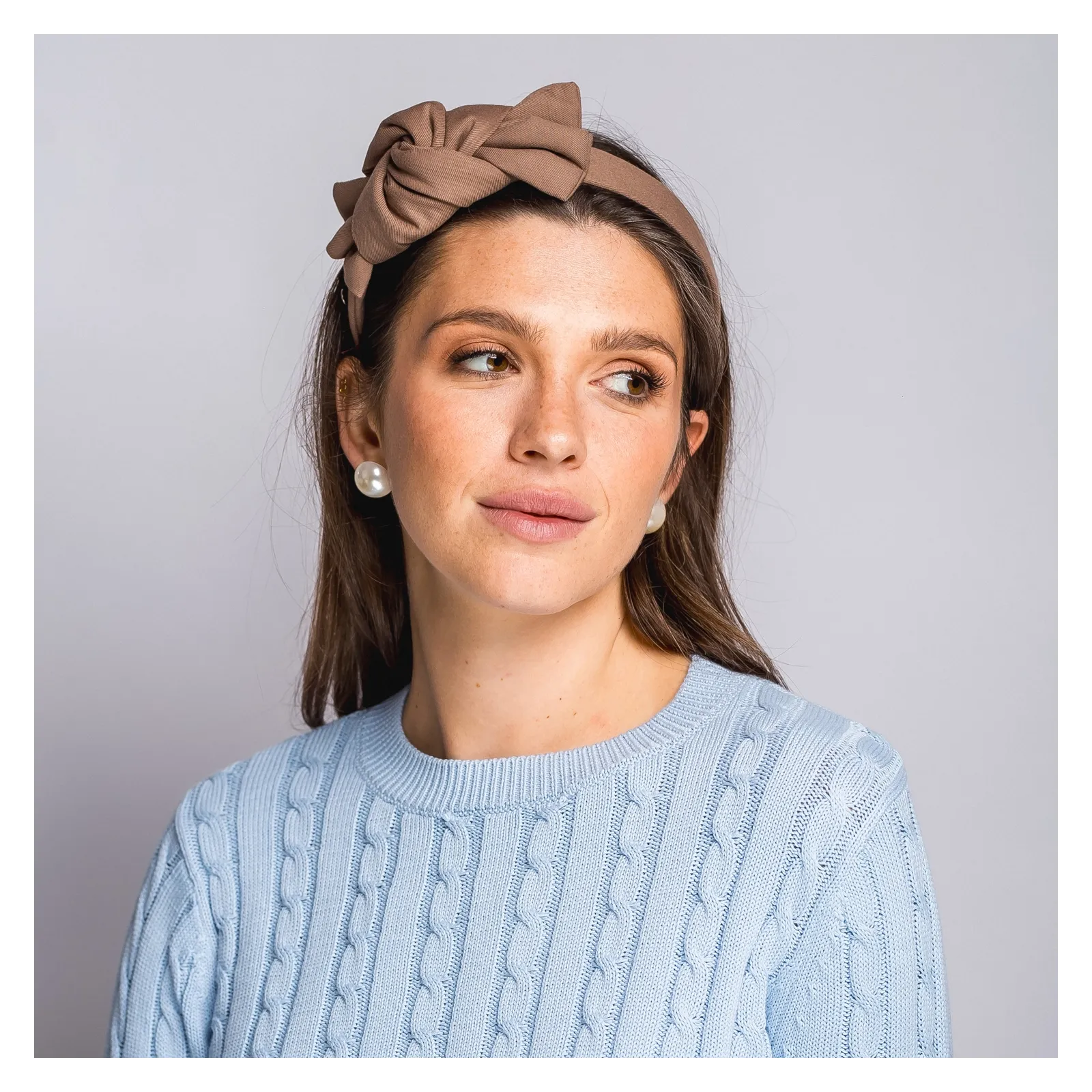 Beżowa urocza opaska z kokardą.