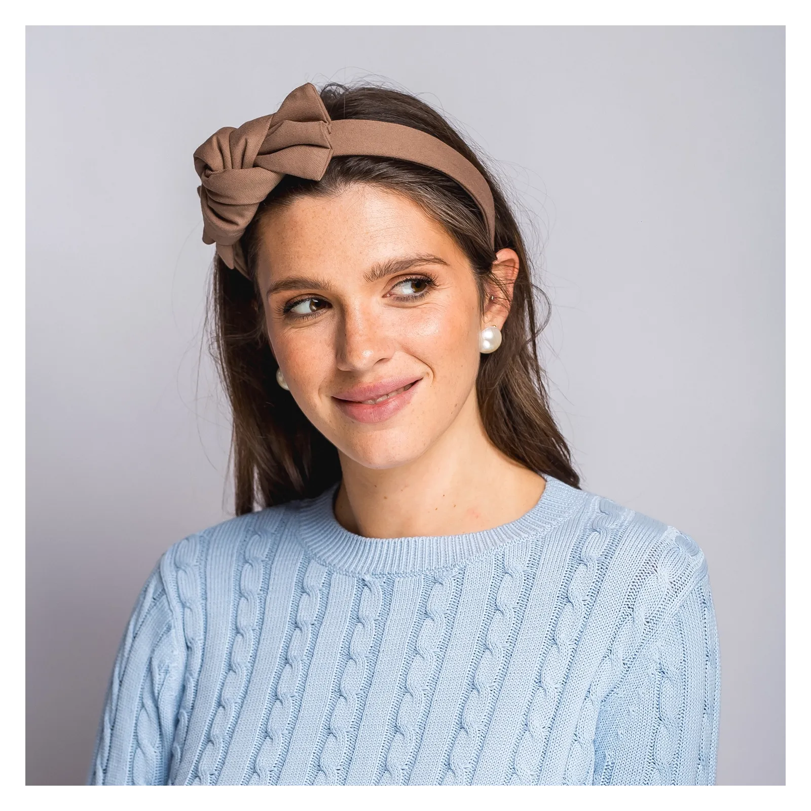 Beżowa urocza opaska z kokardą.