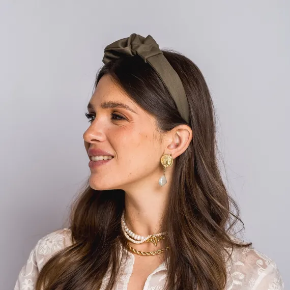 Opaska w odcieniu oliwkowej zieleni z delikatną ozdobą.