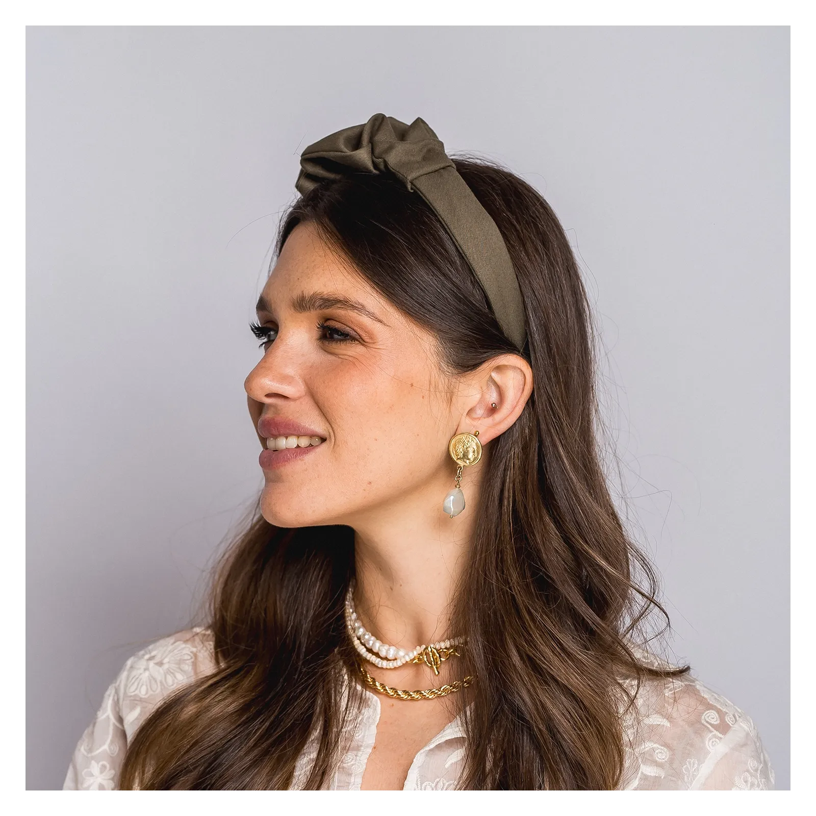 Opaska w odcieniu oliwkowej zieleni z delikatną ozdobą.