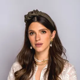 Opaska w odcieniu oliwkowej zieleni z delikatną ozdobą.