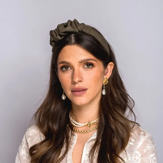 Opaska w odcieniu oliwkowej zieleni z delikatną ozdobą.