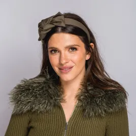 Opaska z kokardą w kolorze oliwkowej zieleni.