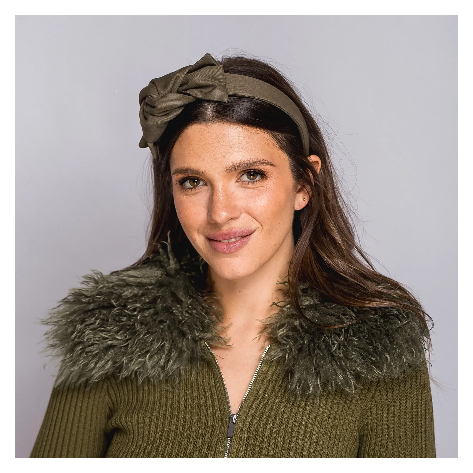 Opaska z kokardą w kolorze oliwkowej zieleni.