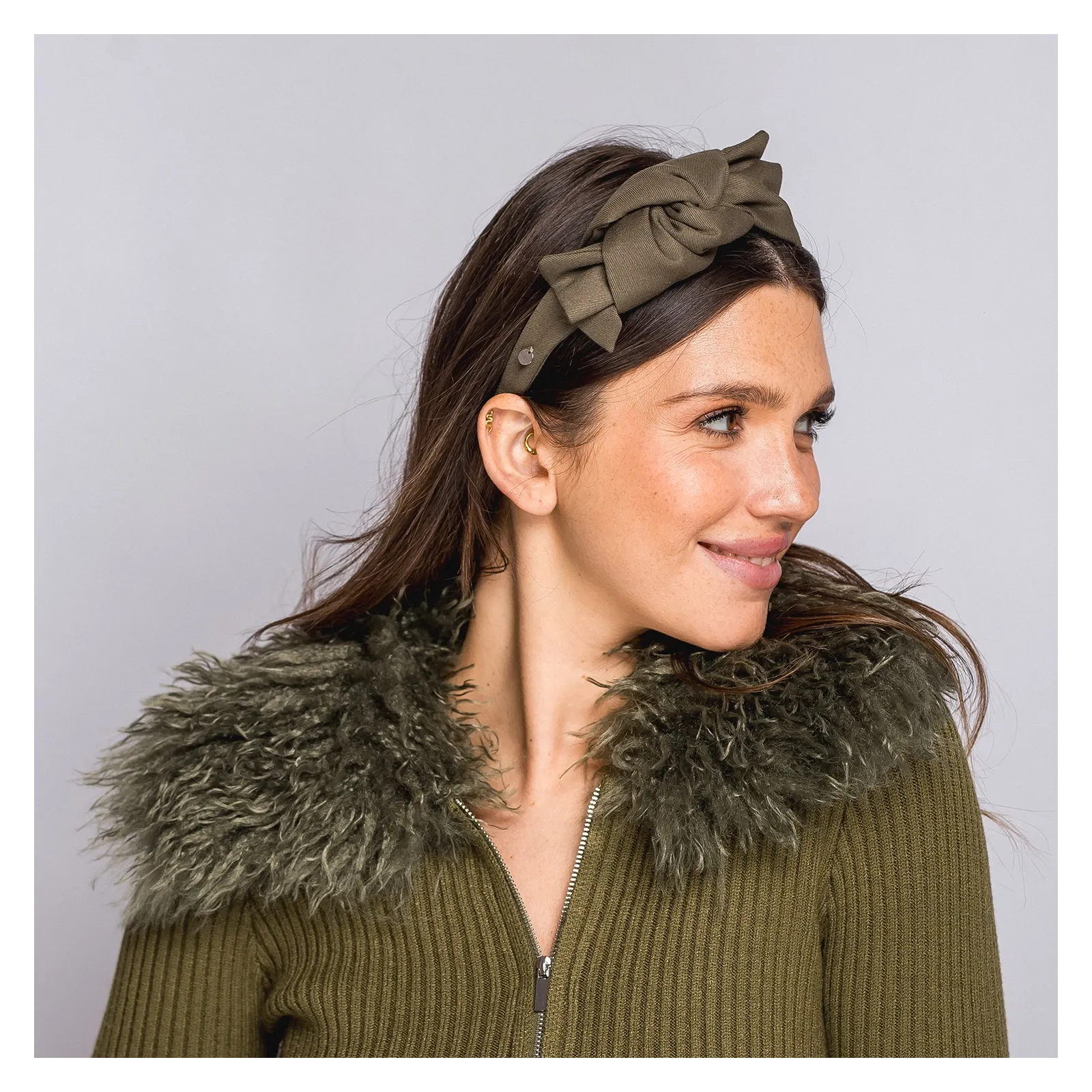 Opaska z kokardą w kolorze oliwkowej zieleni.