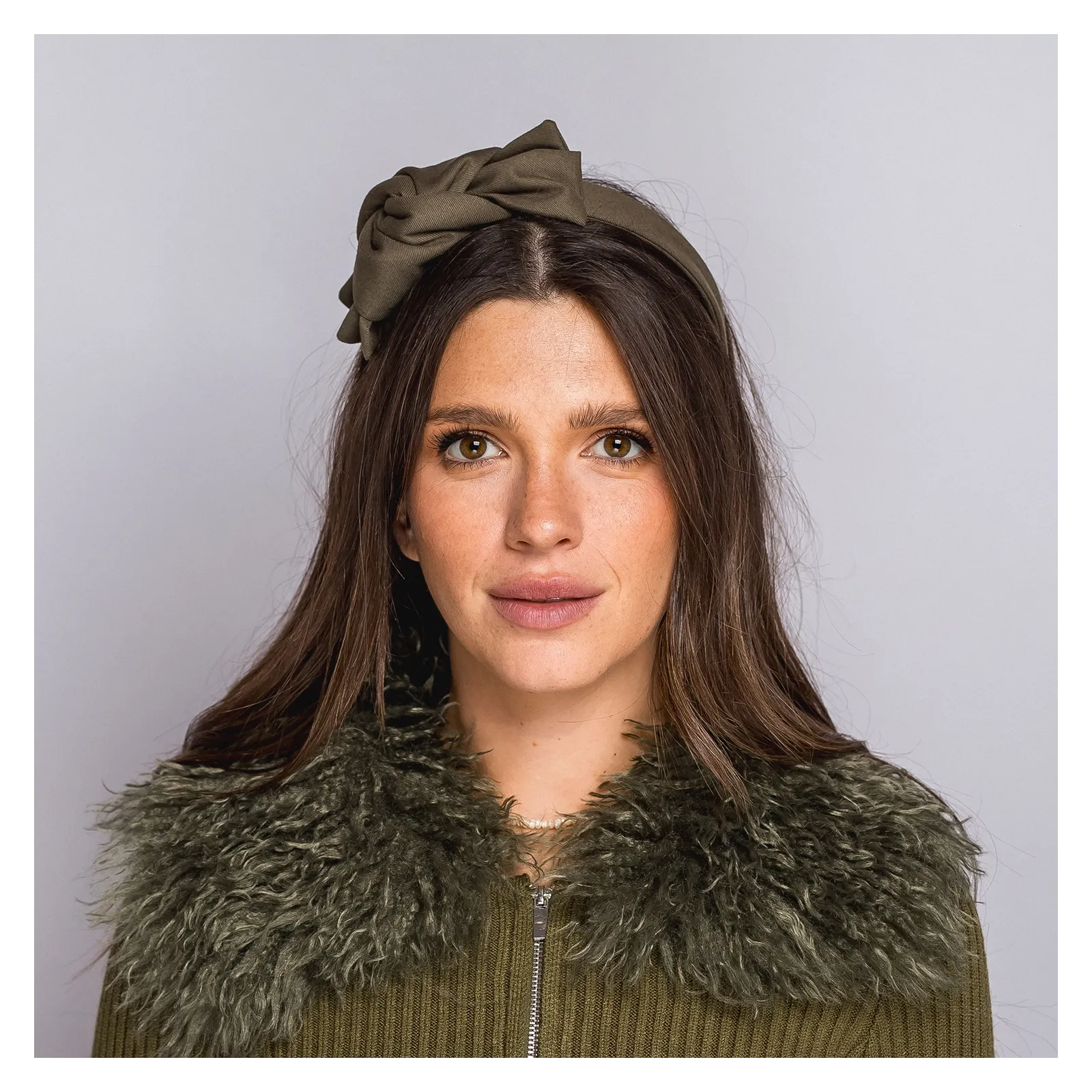 Opaska z kokardą w kolorze oliwkowej zieleni.