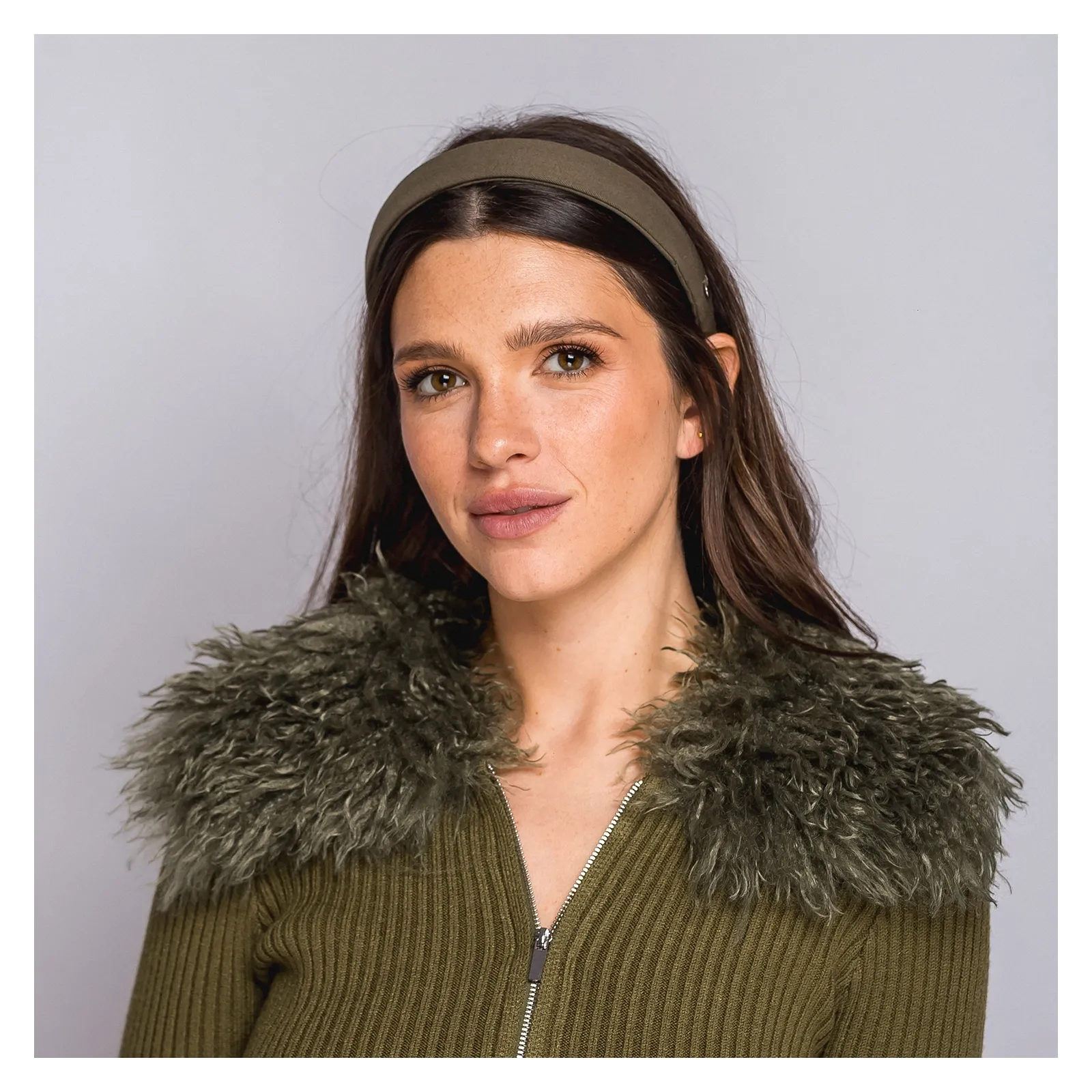 Minimalistyczna oliwkowo-zielona opaska.