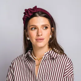 Bordowa opaska do włosów z niewielką ozdobą.