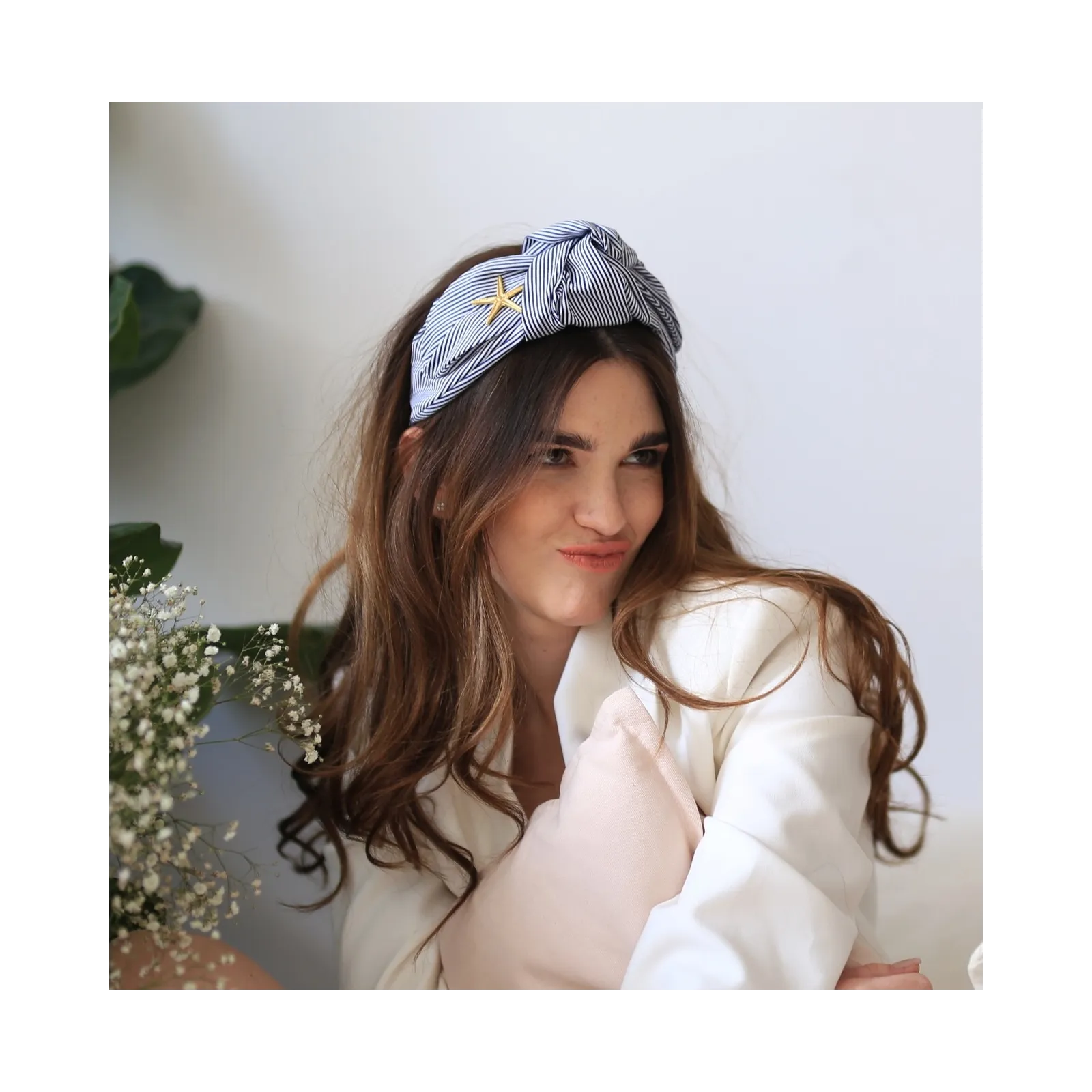 Sztywna wiązana opaska w paseczki ze złotym akcentem.