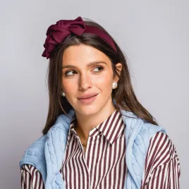 Urocza bordowa opaska z kokardą.