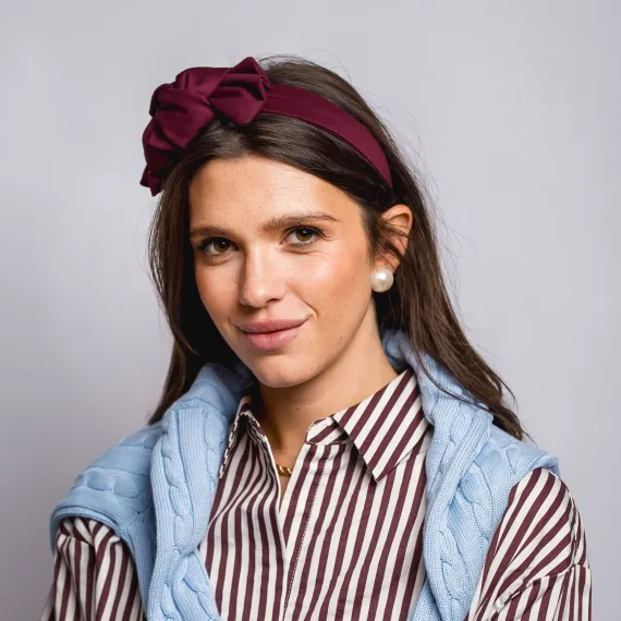 Urocza bordowa opaska z kokardą.