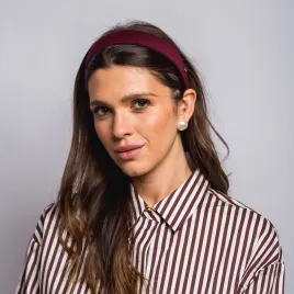 Gładka opaska w kolorze bordowym.