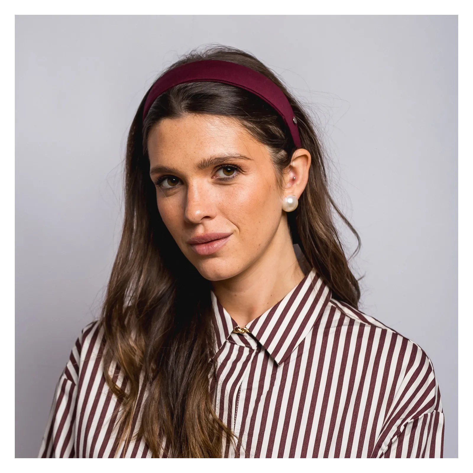 Gładka opaska w kolorze bordowym.