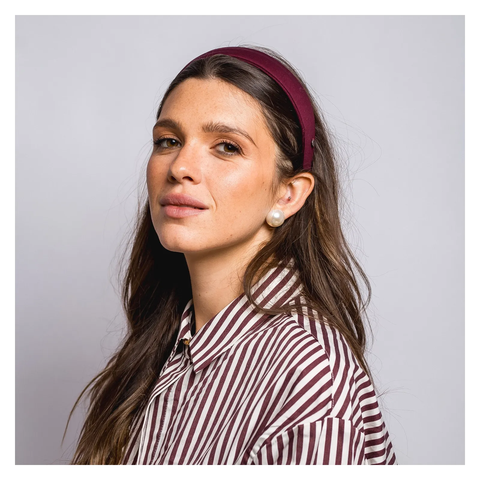 Gładka opaska w kolorze bordowym.