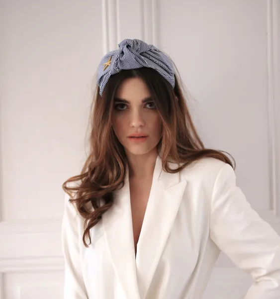 Sztywna wiązana opaska w paseczki ze złotym akcentem.