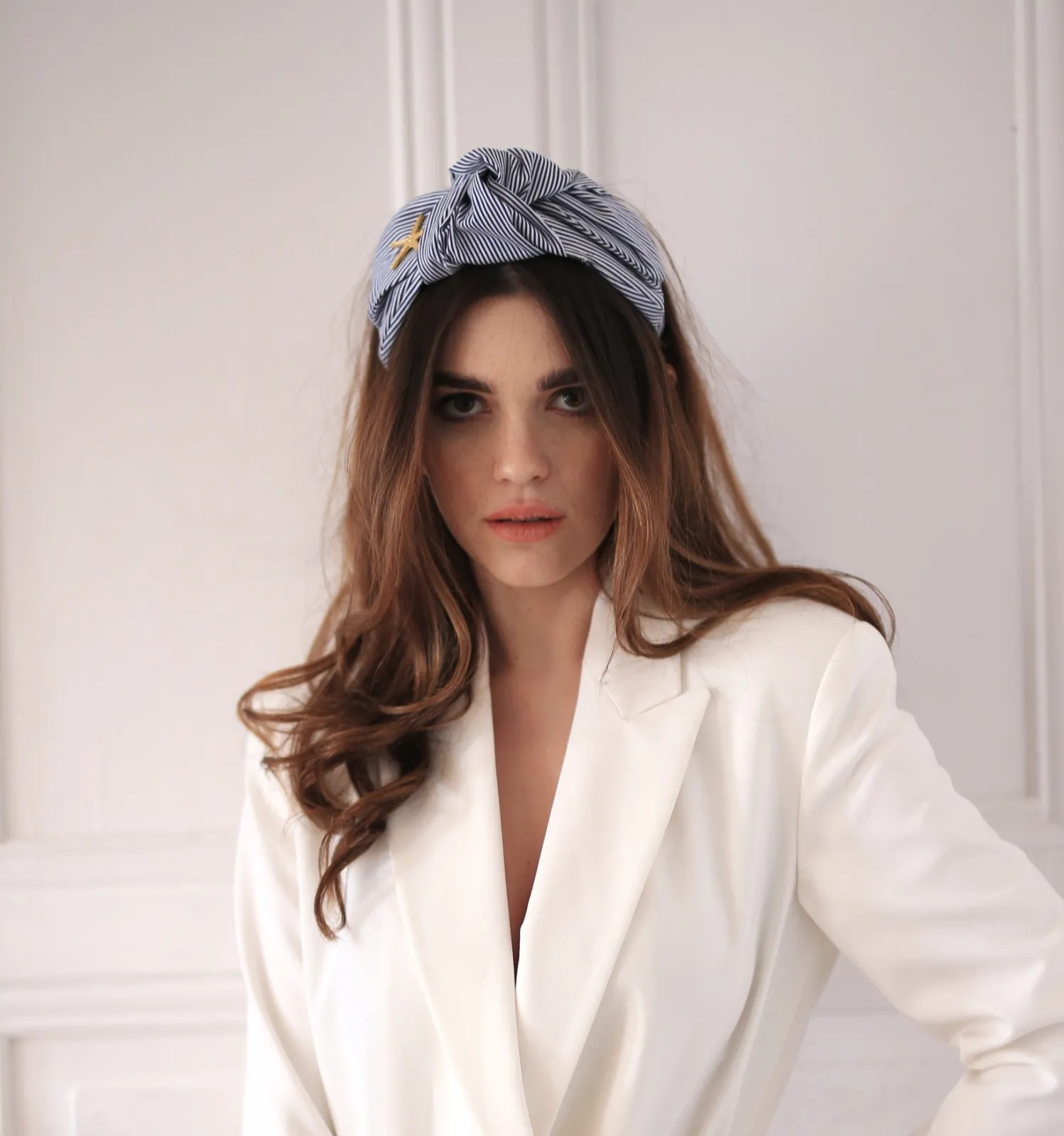 Sztywna wiązana opaska w paseczki ze złotym akcentem.