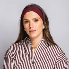 Modna elastyczna bordowa opaska na głowę z marszczeniem.