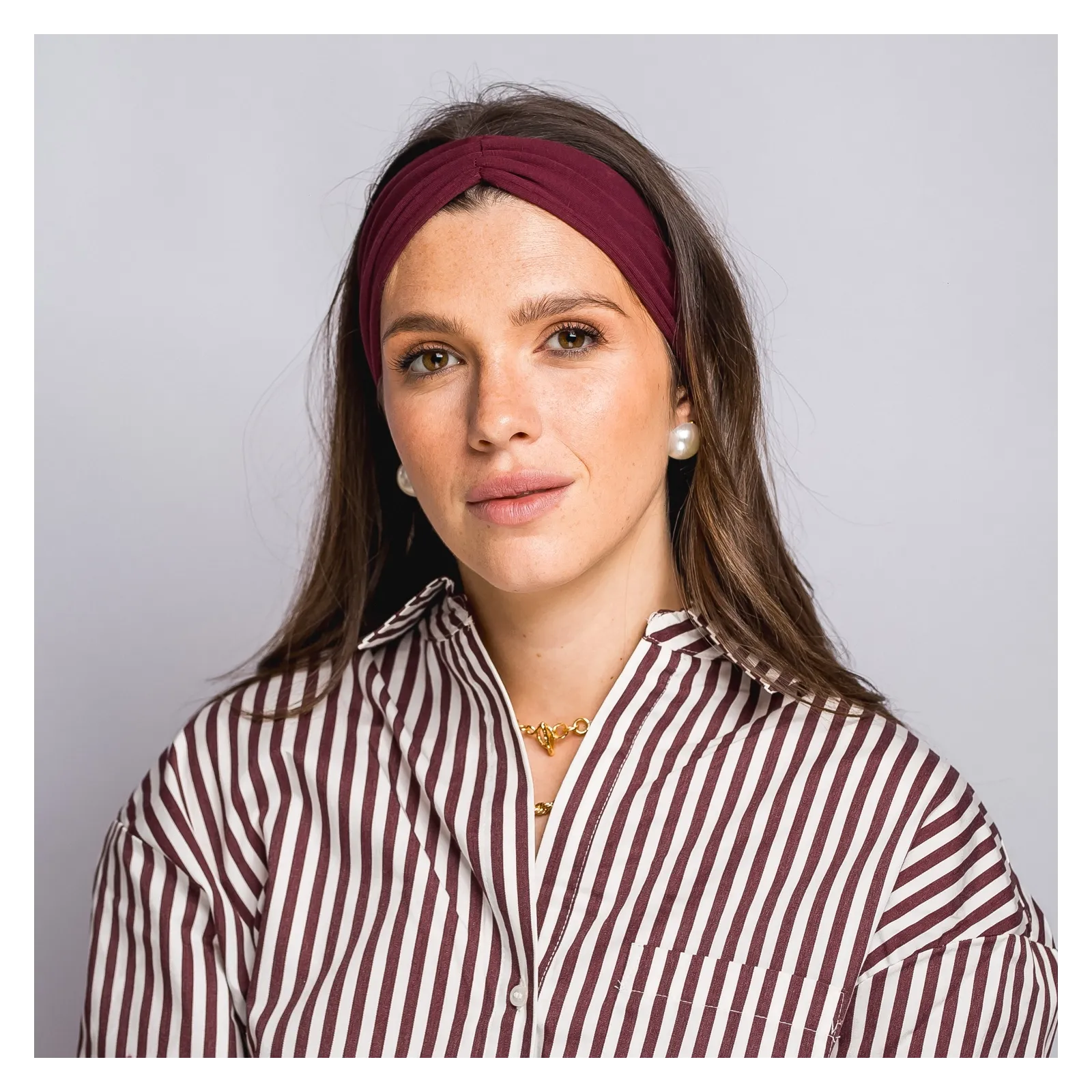 Modna elastyczna bordowa opaska na głowę z marszczeniem.