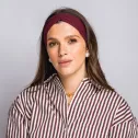 Modna elastyczna bordowa opaska na głowę z marszczeniem.