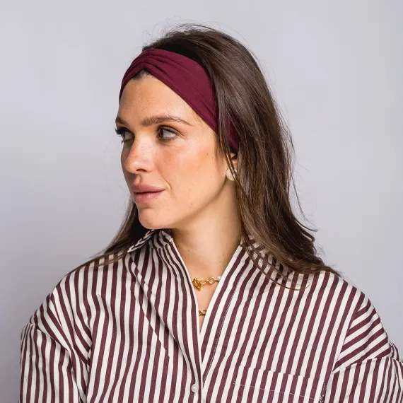 Modna elastyczna bordowa opaska na głowę z marszczeniem.