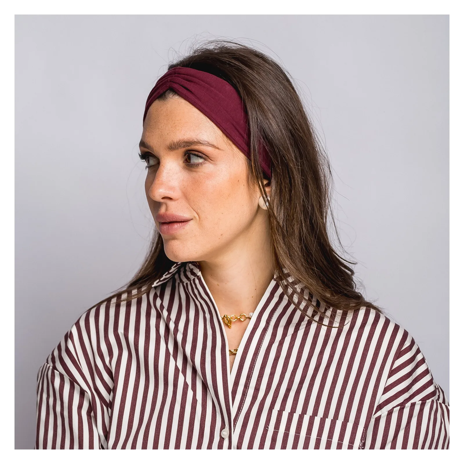 Modna elastyczna bordowa opaska na głowę z marszczeniem.