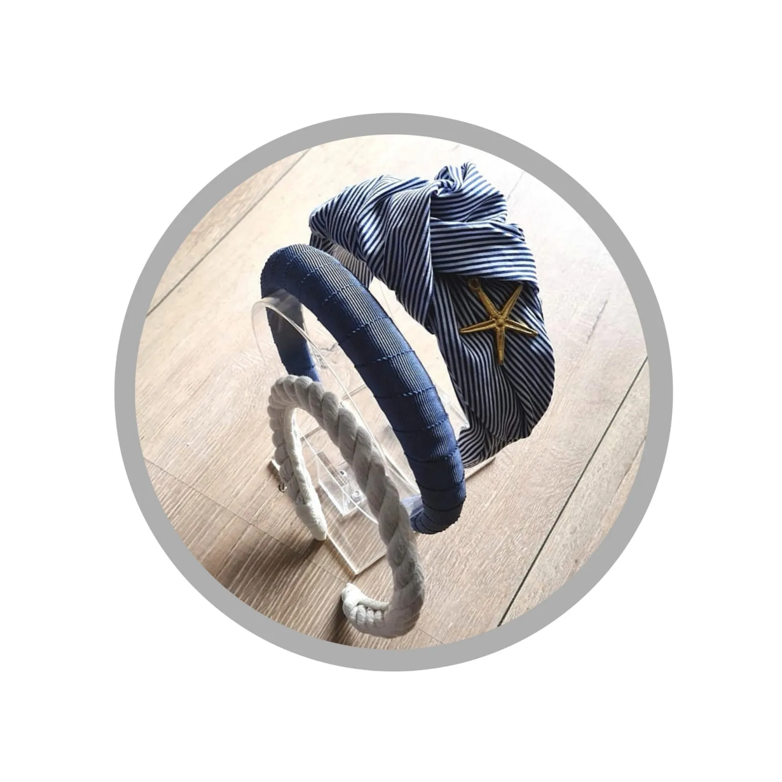 Sztywna wiązana opaska w paseczki ze złotym akcentem.