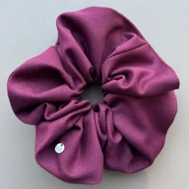 Duża burgundowa gumka do włosów.