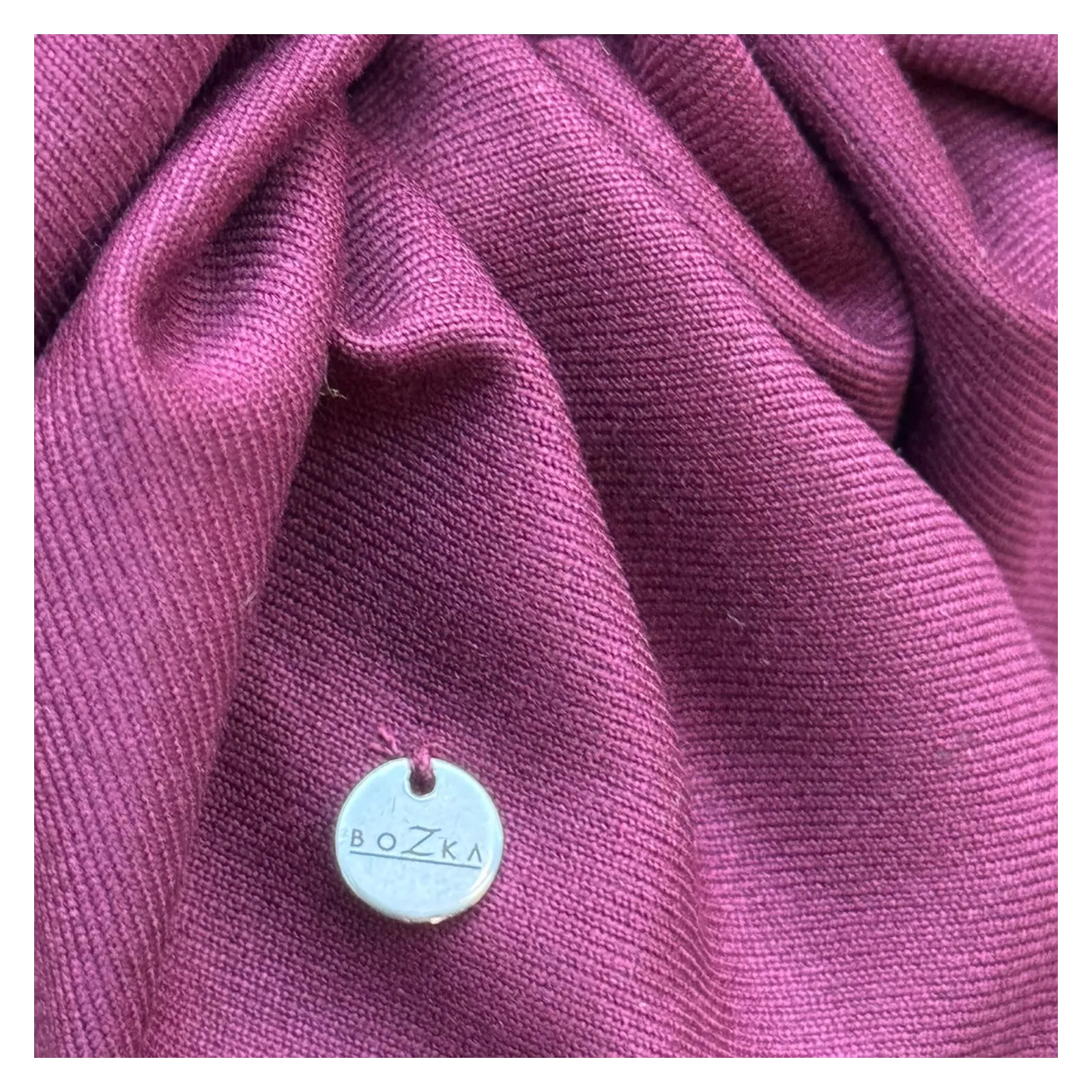 Duża burgundowa gumka do włosów.