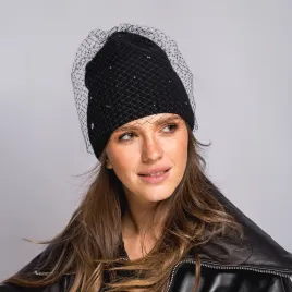 Elegancka czarna czapka zimowa z hematytami i woalką