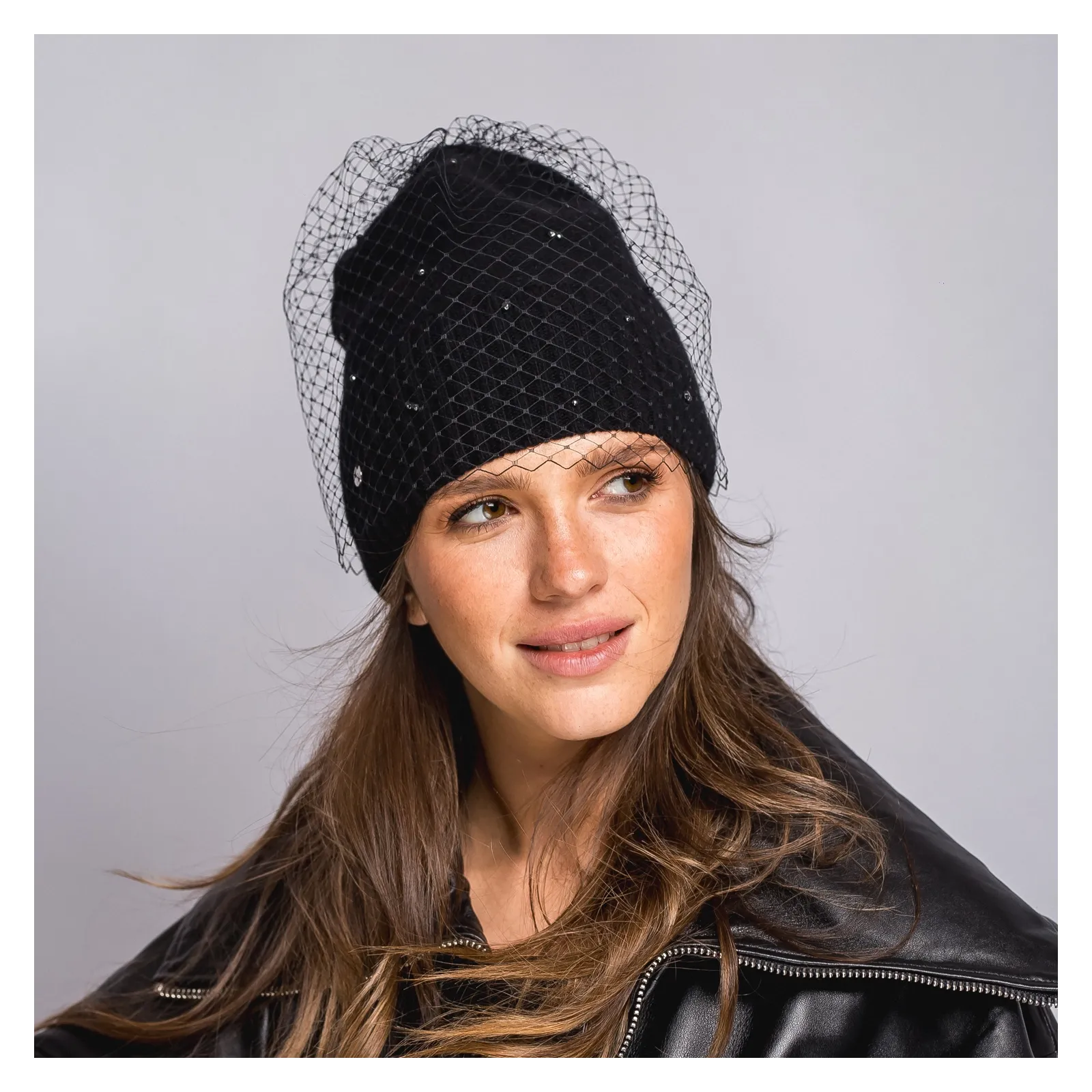 Elegancka czarna czapka zimowa z hematytami i woalką