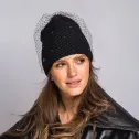 Elegancka czarna czapka zimowa z hematytami i woalką