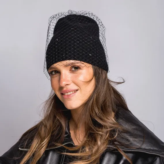 Elegancka czarna czapka zimowa z hematytami i woalką