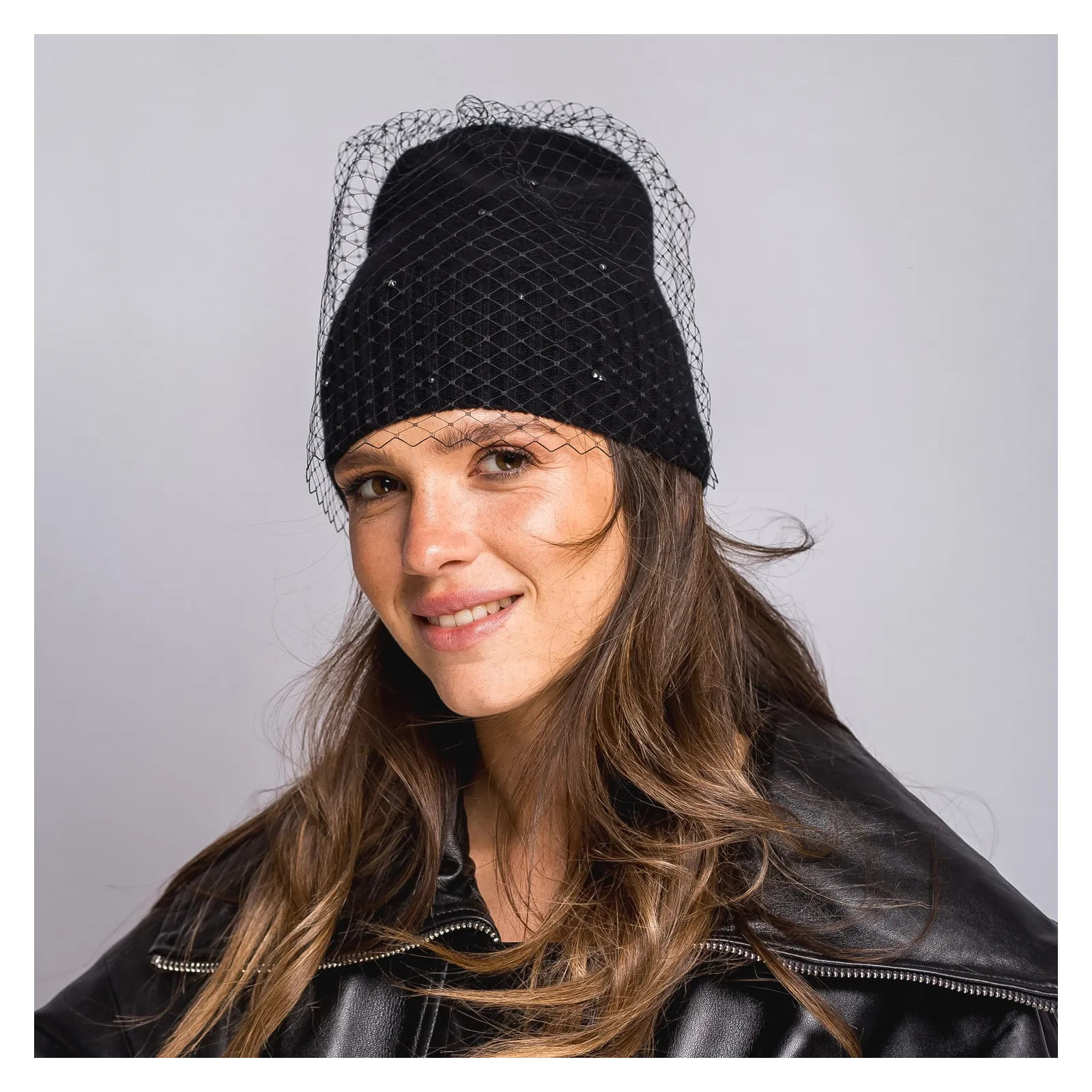 Elegancka czarna czapka zimowa z hematytami i woalką