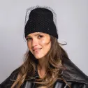 Elegancka czarna czapka zimowa z hematytami i woalką