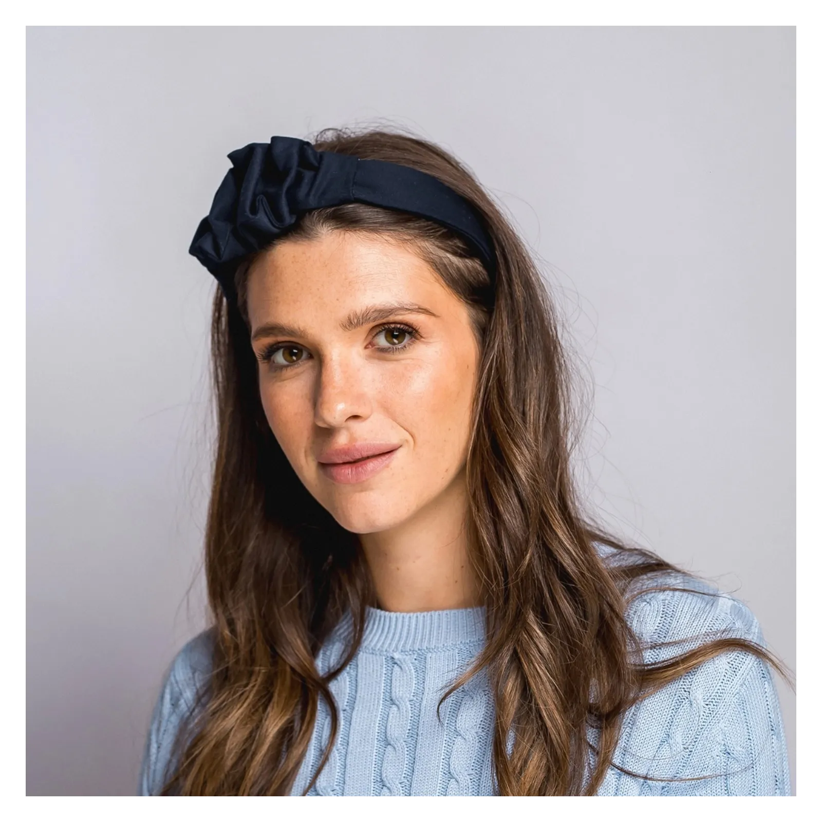 Elegancka granatowa opaska z marszczeniem