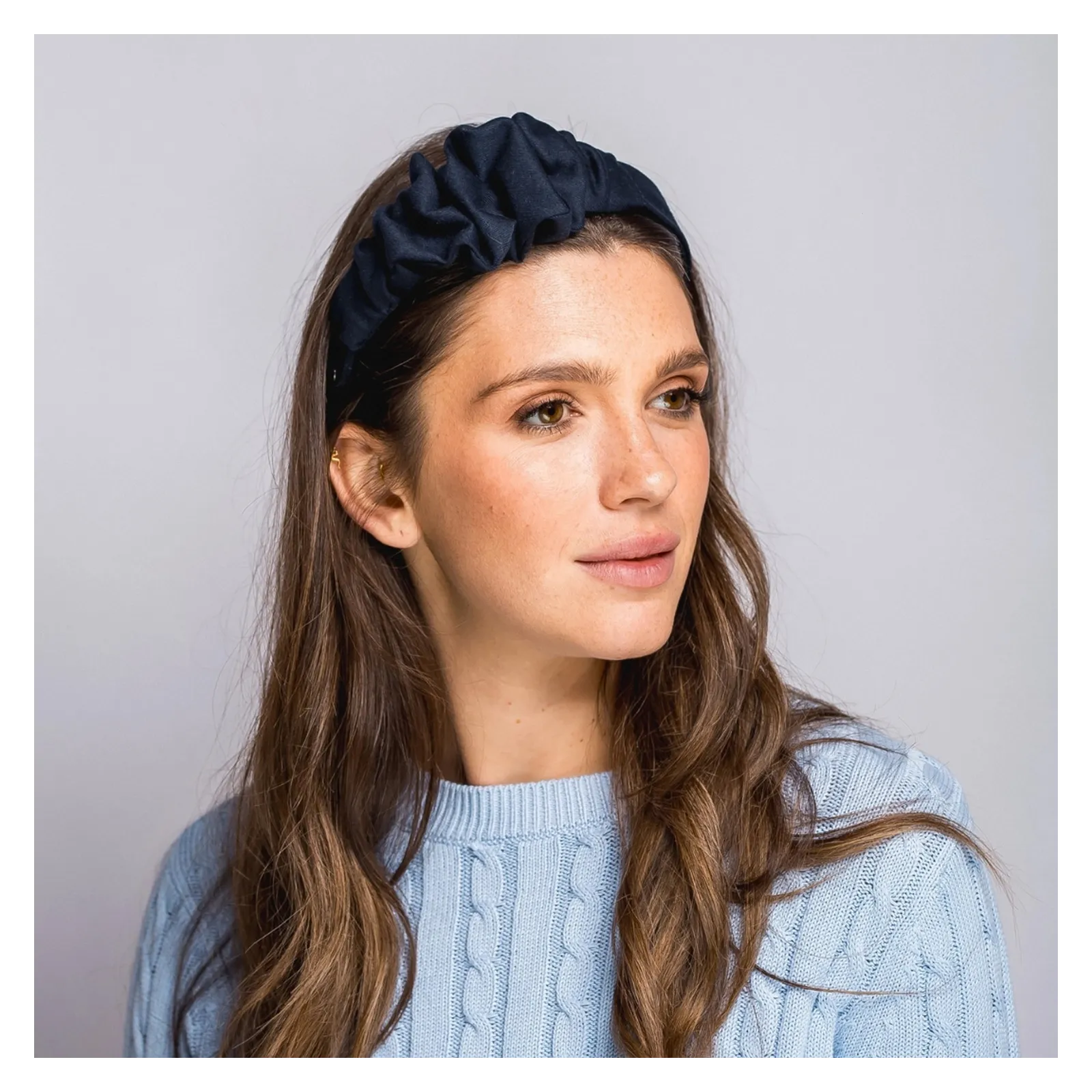 Elegancka granatowa opaska z marszczeniem