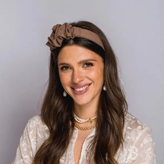 Modna Brązowa opaska do włosów z marszczeniem